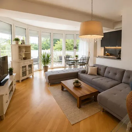 Spacious With Mountain View Terrace